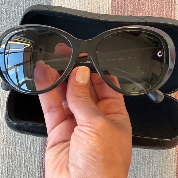 Chanel sunglasses with leather flowers - Picture 4 of 6